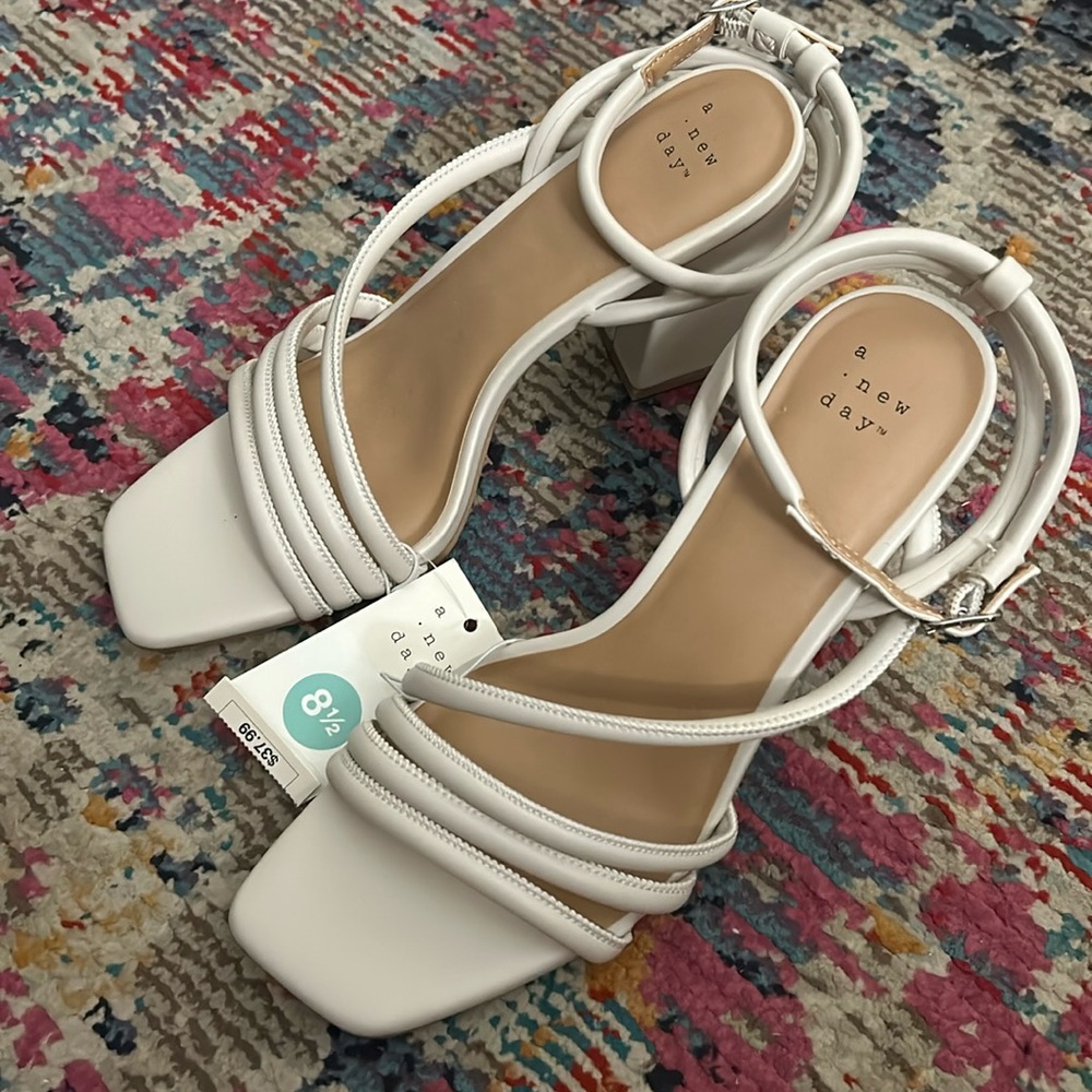 Brand new with tag, never worn! Size 8.5